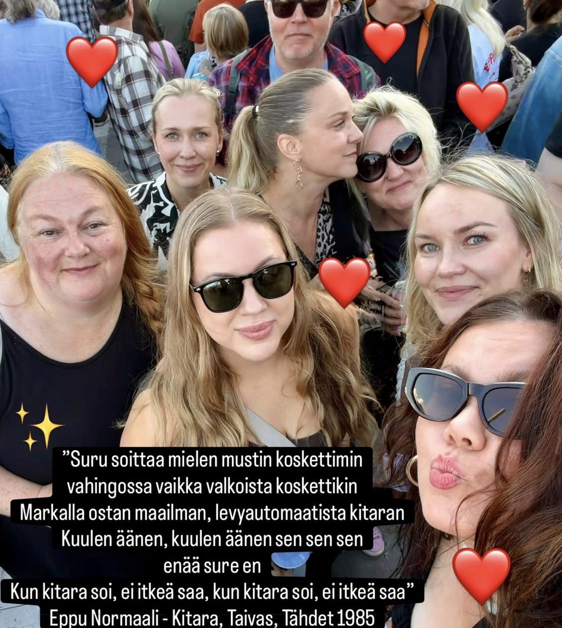 Nauhan väkeä Eppu Normaalin jäähyväiskonsertissa Ratinan stadionilla